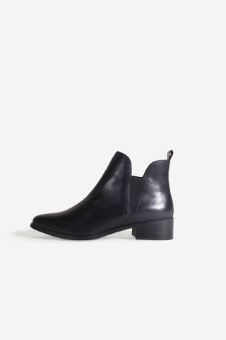 Tama Black pointy chelsea - oobashIndia